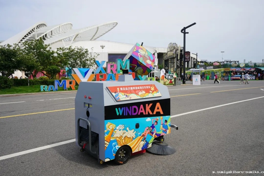 点点taptap电动老虎机AI无人清扫车亮相第十一届“百所高校千名博士青岛行”活动 点点taptap电动老虎机AI无人清扫车亮相第十一届“百所高校千名博士青岛行”活动